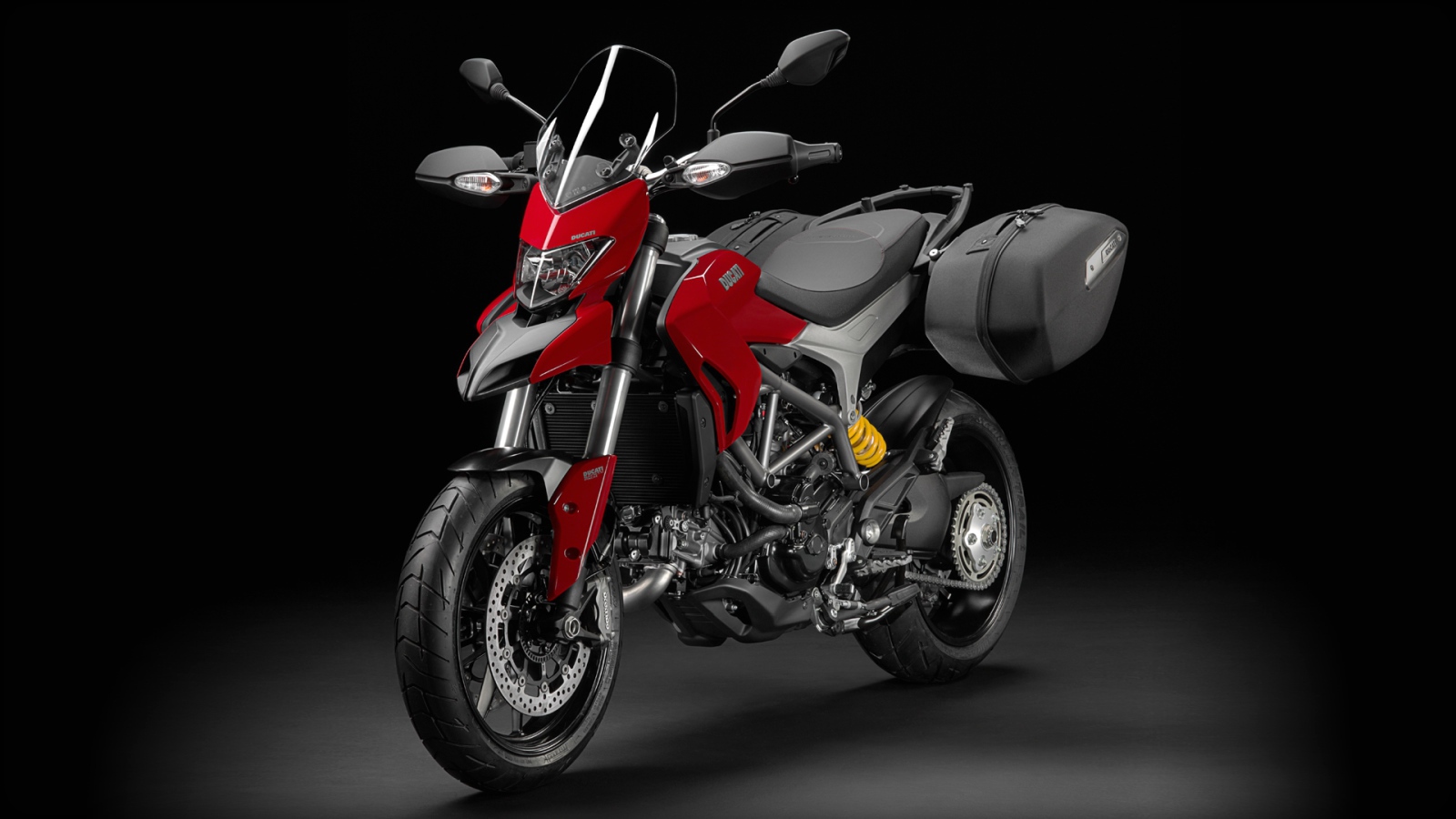 Новый мотоцикл на дороге Ducati Hyperstrada