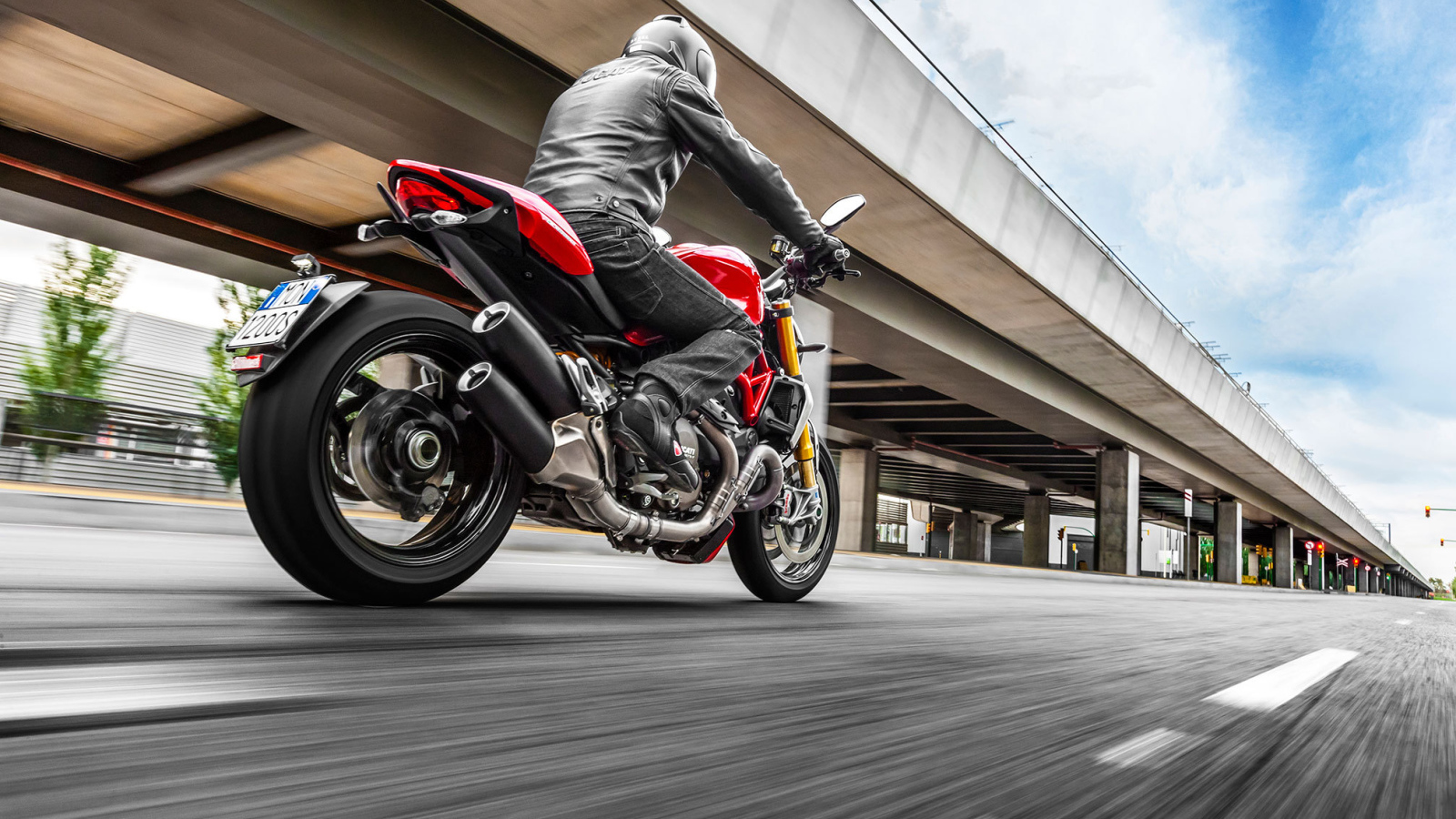 Новый мотоцикл на дороге Ducati Monster 1200