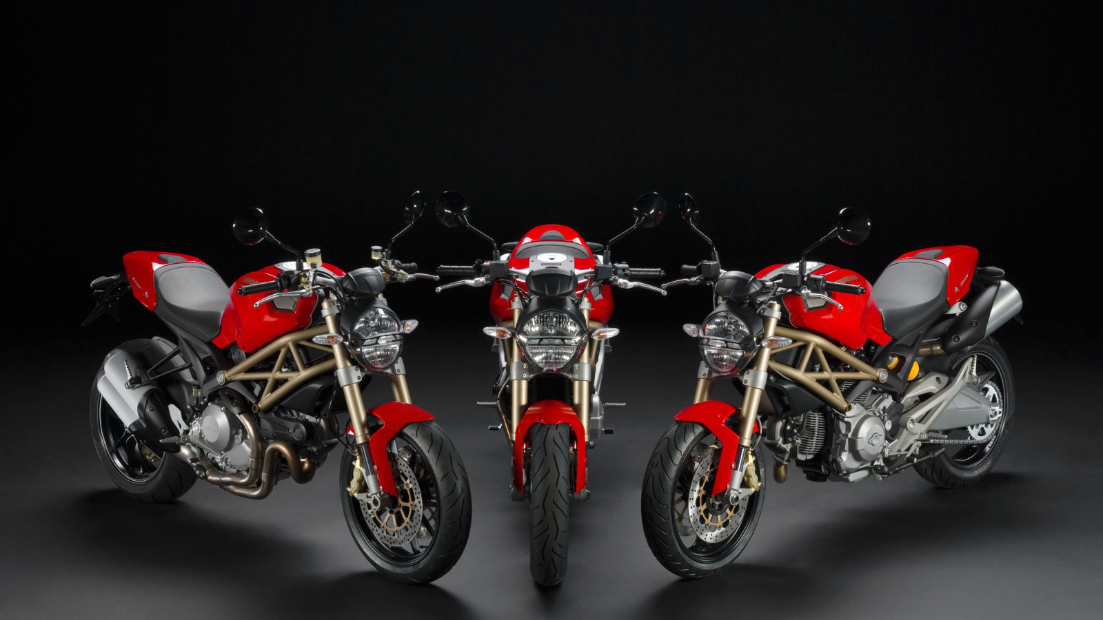 Новый мотоцикл на дороге Ducati Monster Diesel