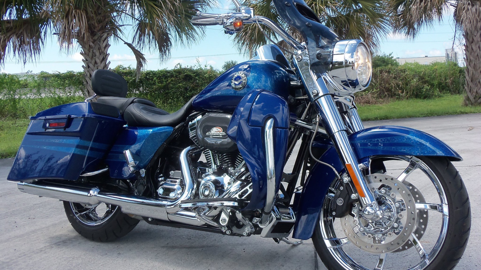 Новый мотоцикл на дороге Harley-Davidson CVO Road King