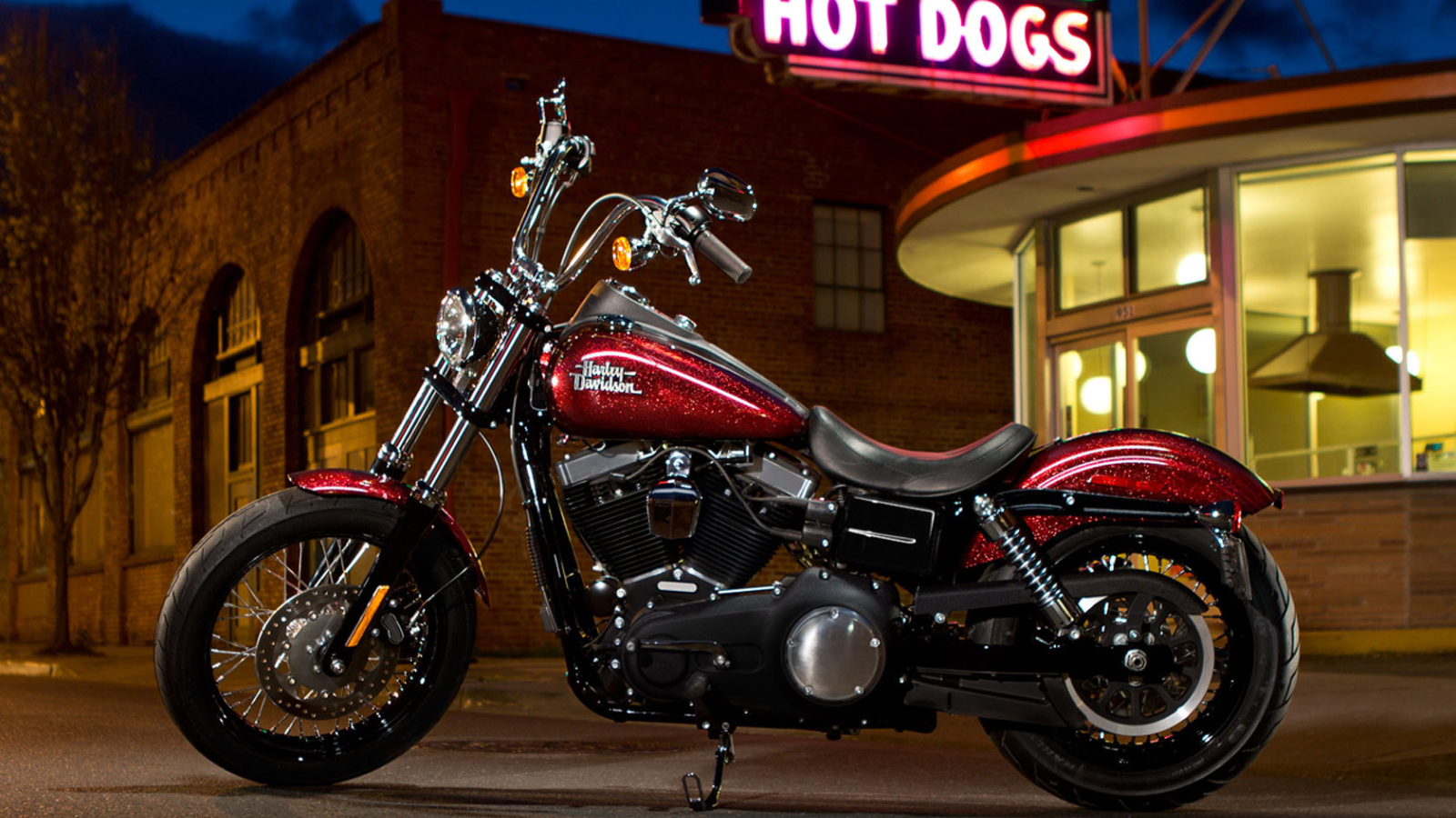 Новый мотоцикл на дороге Harley-Davidson Dyna Street Bob