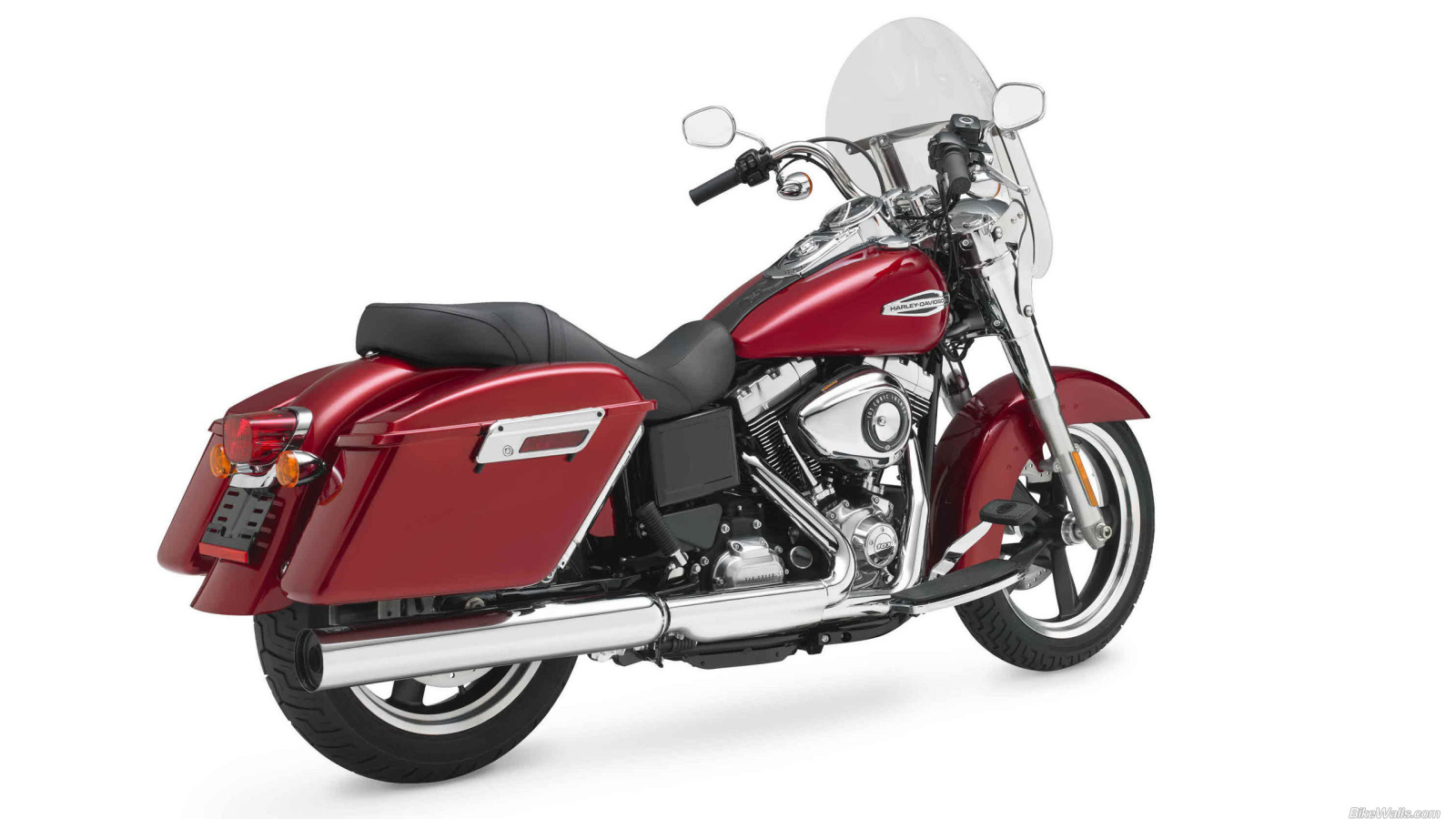 Новый мотоцикл на дороге Harley-Davidson Dyna Switchback