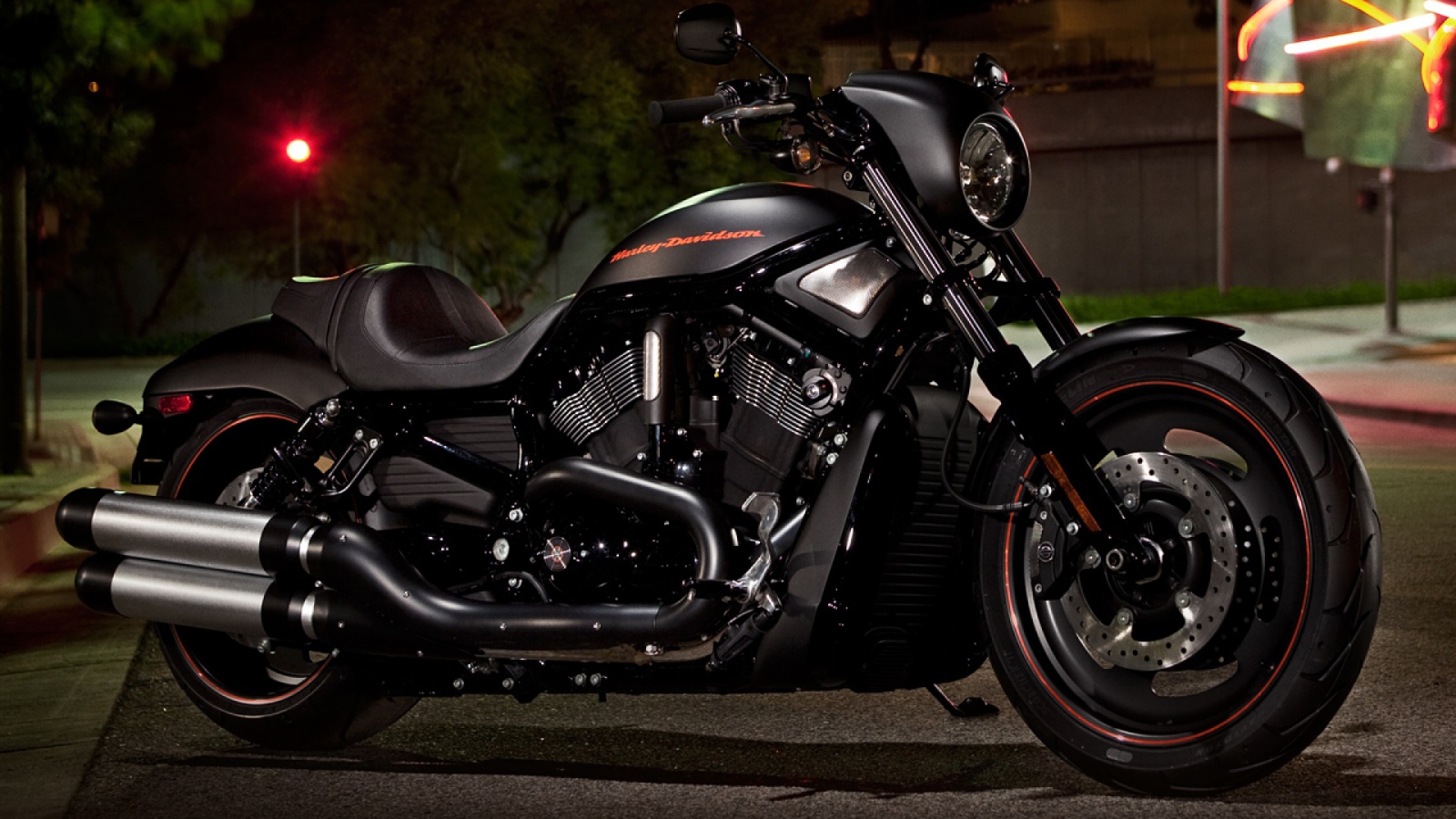 Новый мотоцикл на дороге Harley-Davidson Night Rod Special