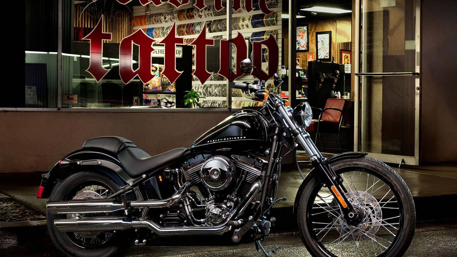 Новый мотоцикл на дороге Harley-Davidson Softail Blackline