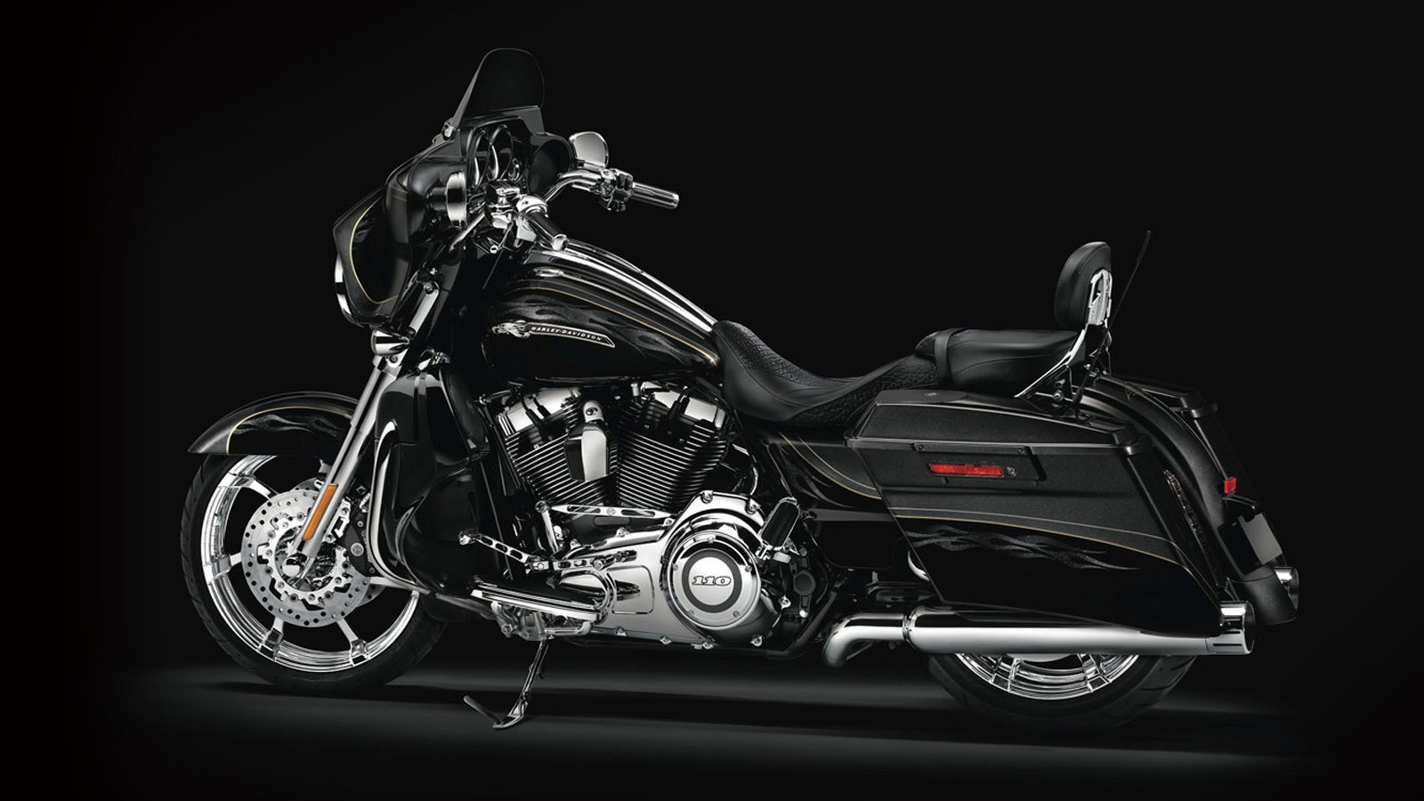 Новый мотоцикл на дороге Harley-Davidson Street Glide