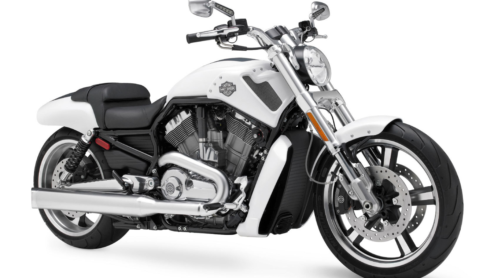 Новый мотоцикл на дороге Harley-Davidson V-Rod Muscle