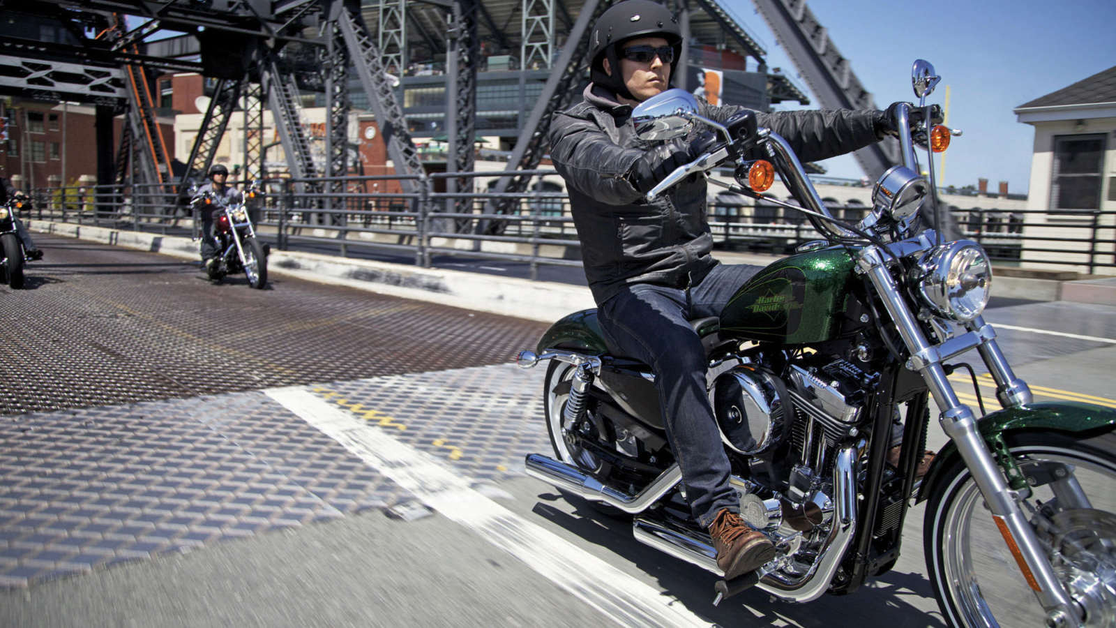 Новый мотоцикл на дороге Harley-Davidson XL 1200V Sportster Seventy-Two