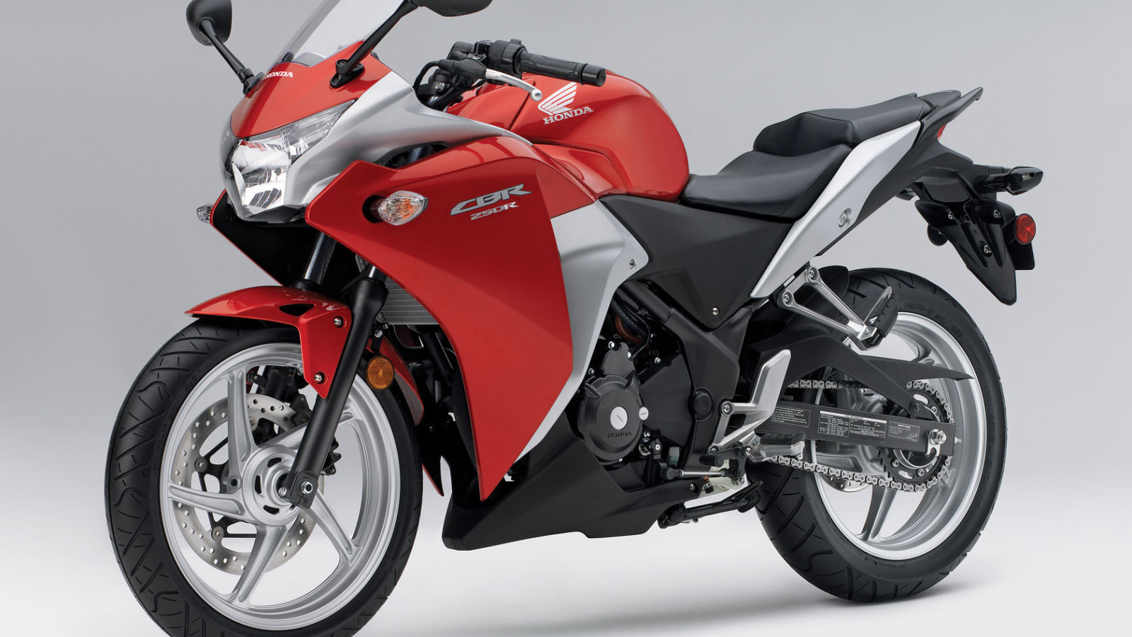Новый мотоцикл на дороге Honda CBR 250 R