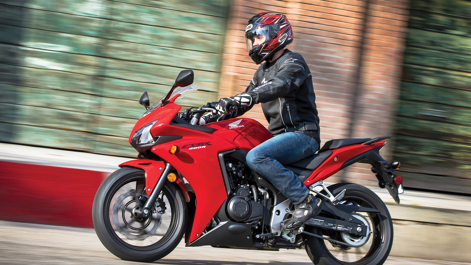 Новый мотоцикл на дороге Honda CBR 500 R