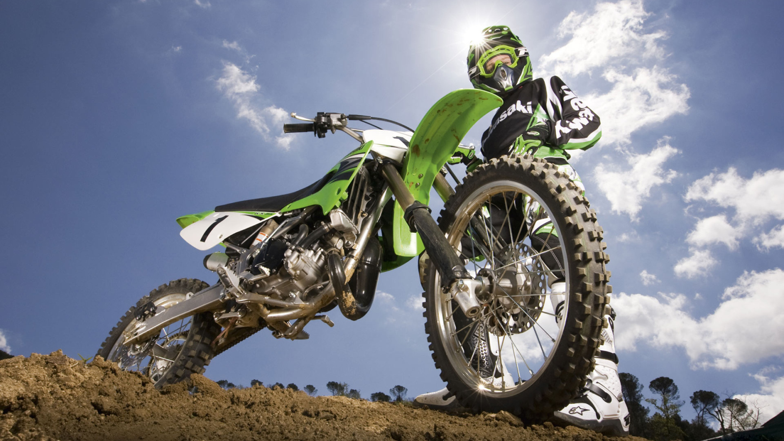 Новый мотоцикл на дороге Kawasaki KX 85-II