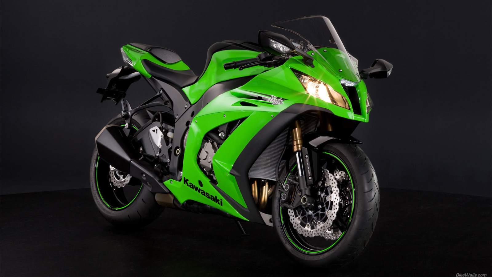 Новый мотоцикл на дороге Kawasaki Ninja ZX-10R