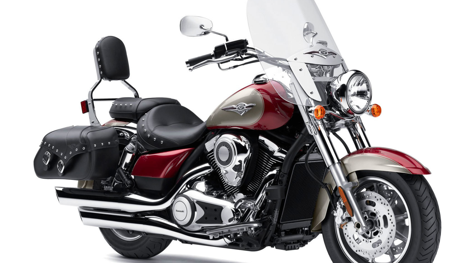 Новый мотоцикл на дороге Kawasaki VN 1700 Classic