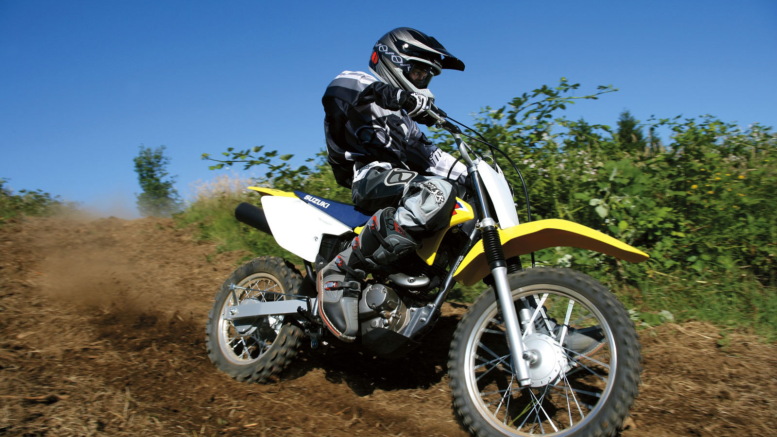 Новый мотоцикл на дороге Suzuki  DR-Z 125