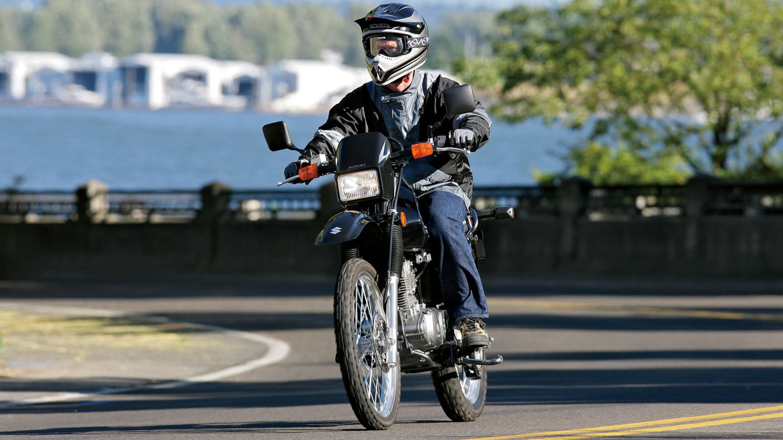 Новый мотоцикл на дороге Suzuki DR 200 SE