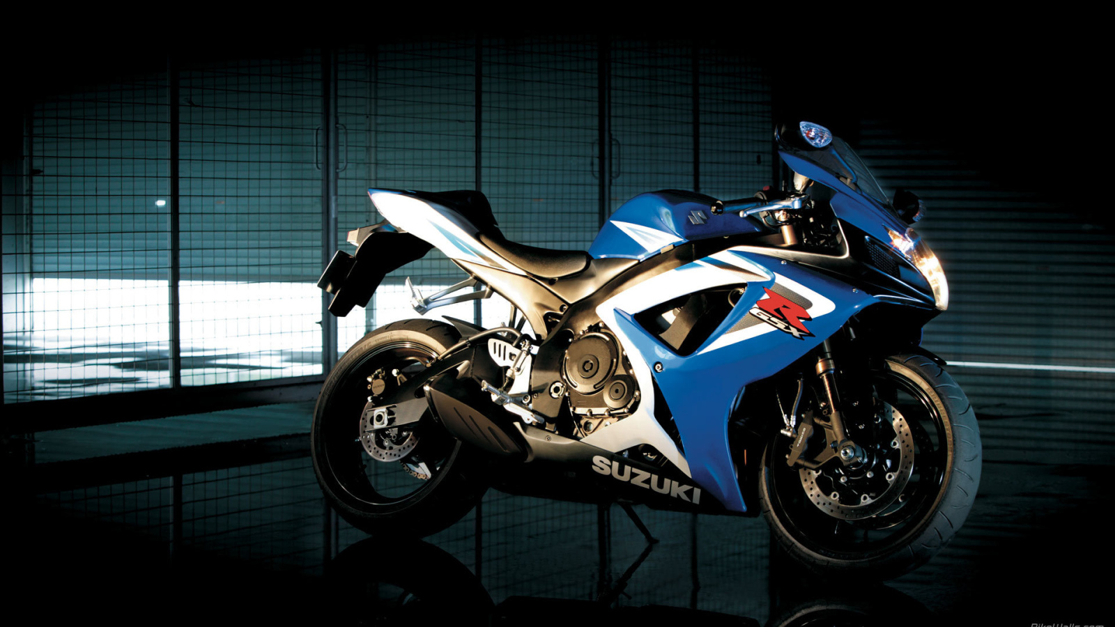 Новый мотоцикл на дороге Suzuki  GSX-R 1000