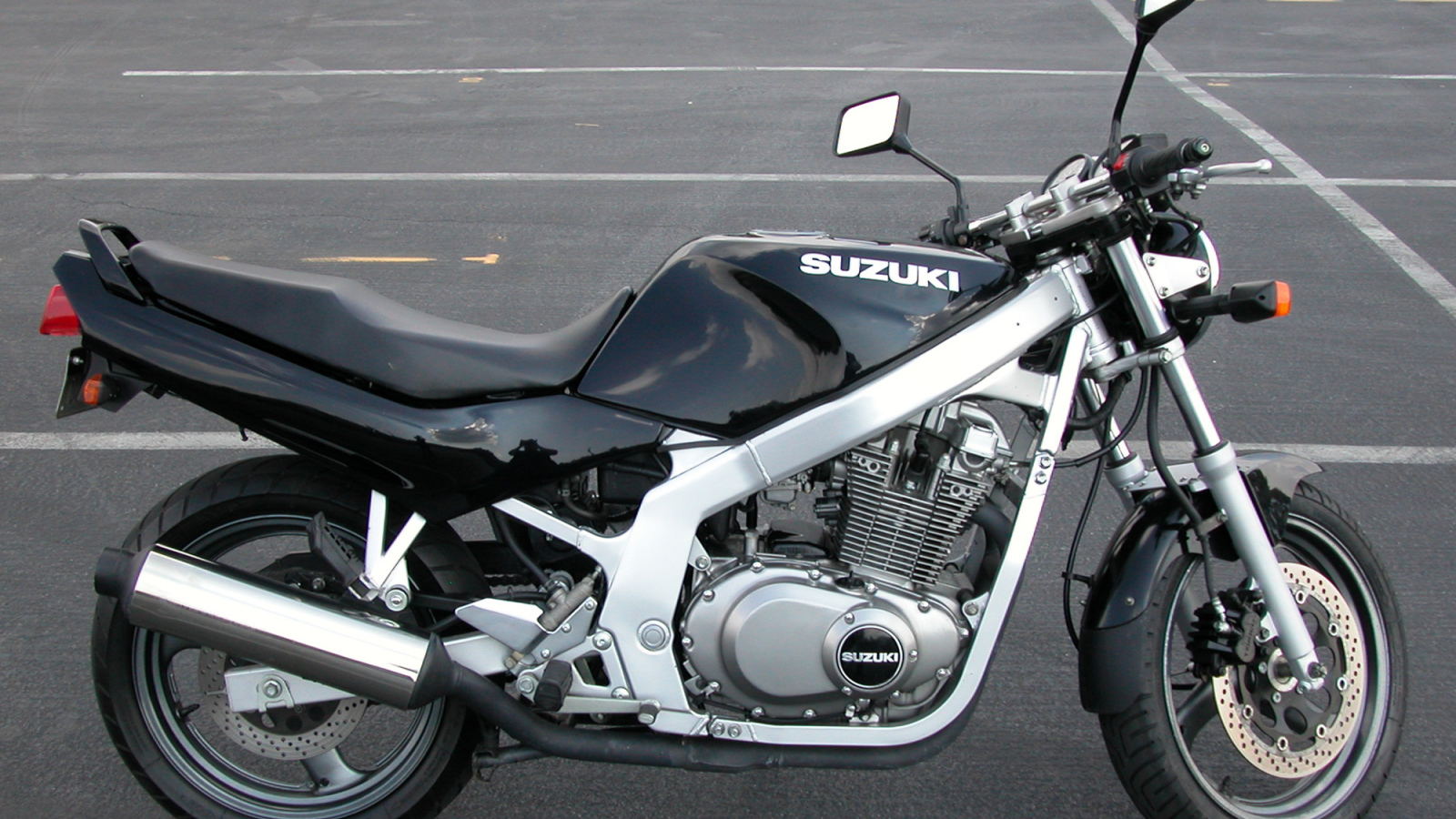 Новый мотоцикл на дороге Suzuki  GS 500