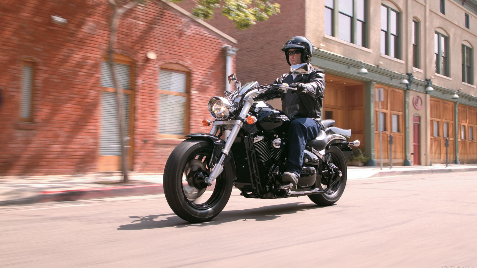 Новый мотоцикл на дороге Suzuki Intruder M800