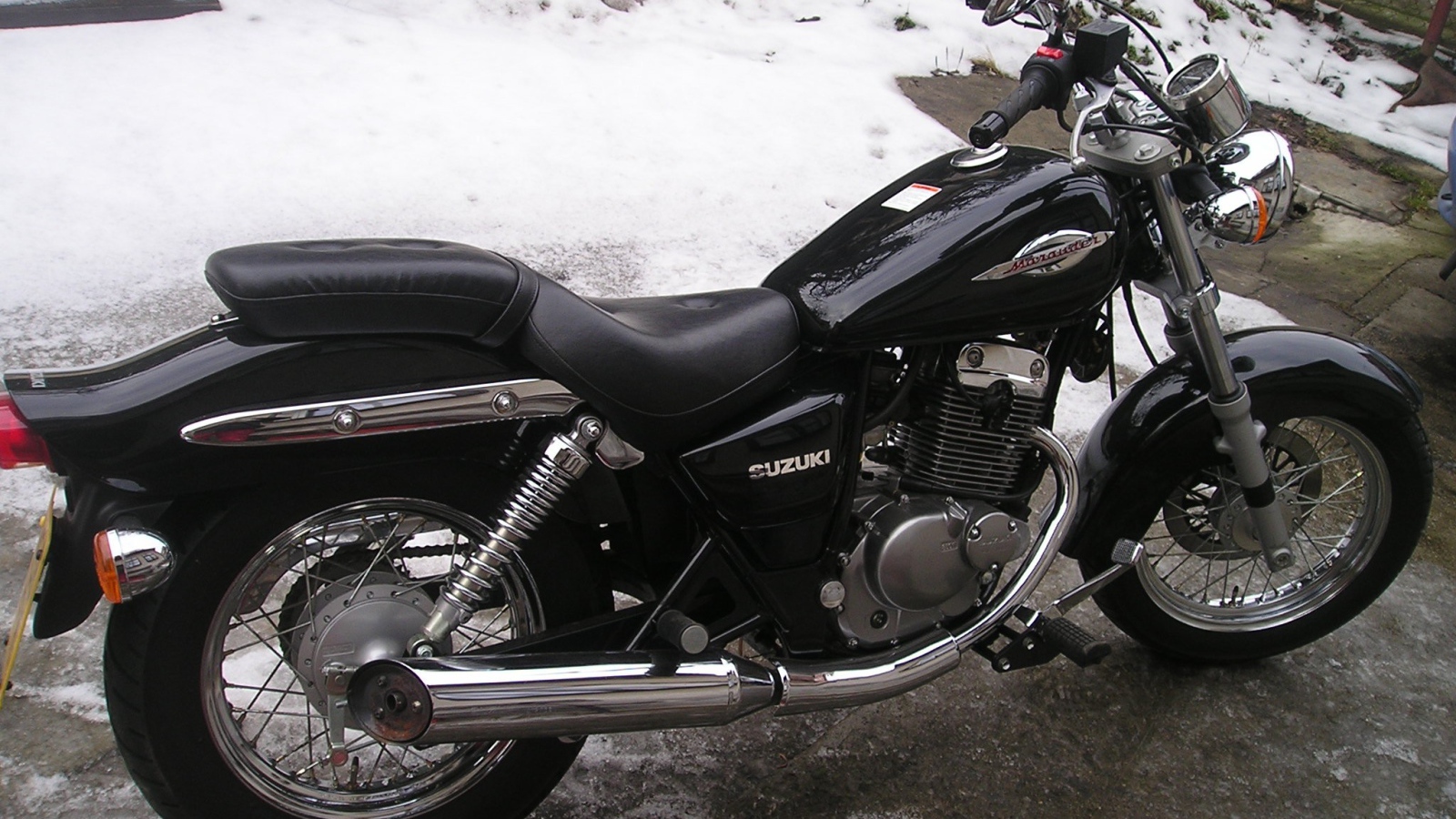 Новый мотоцикл на дороге Suzuki Marauder 125