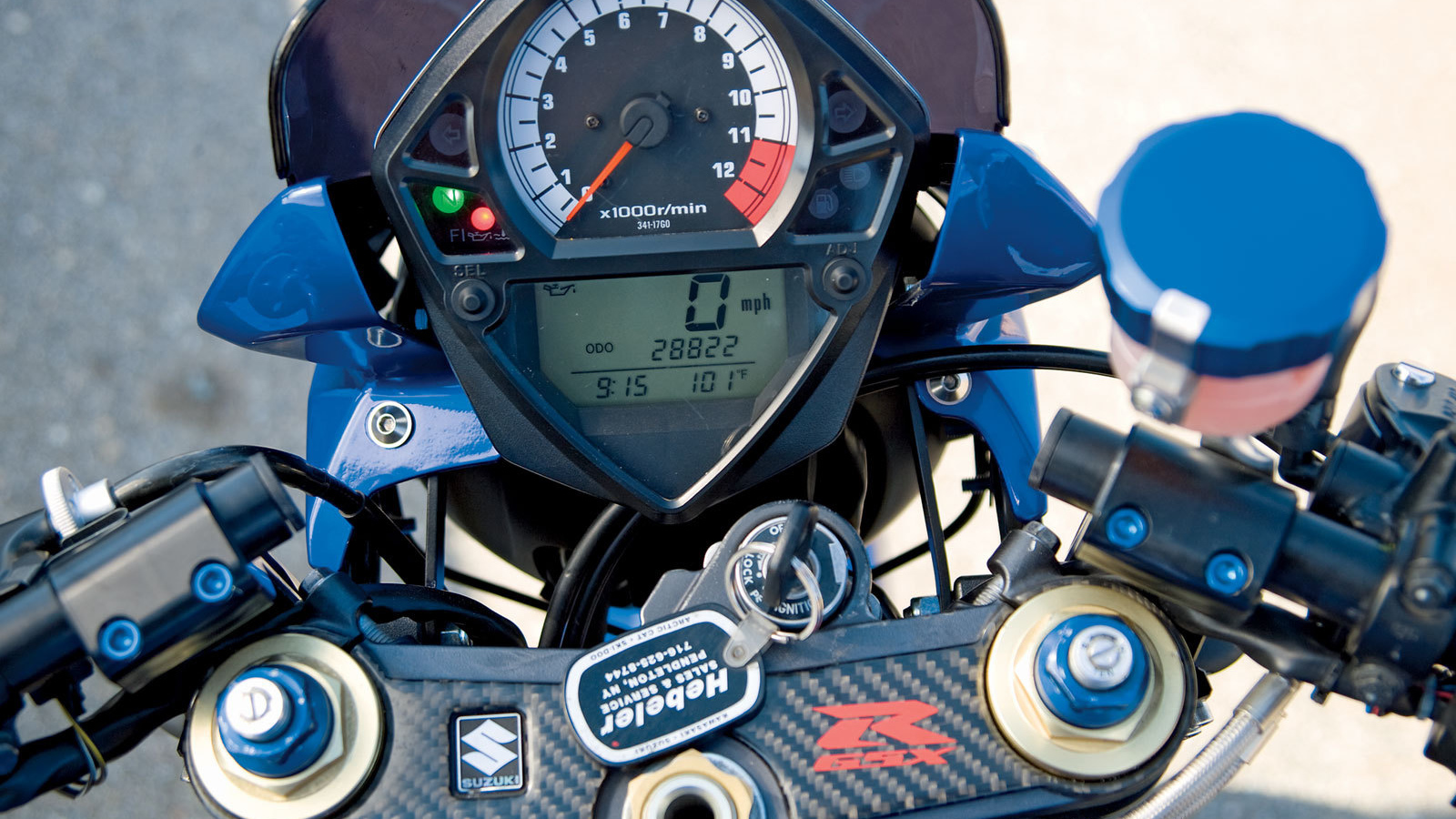 Новый мотоцикл на дороге Suzuki SV 650 S