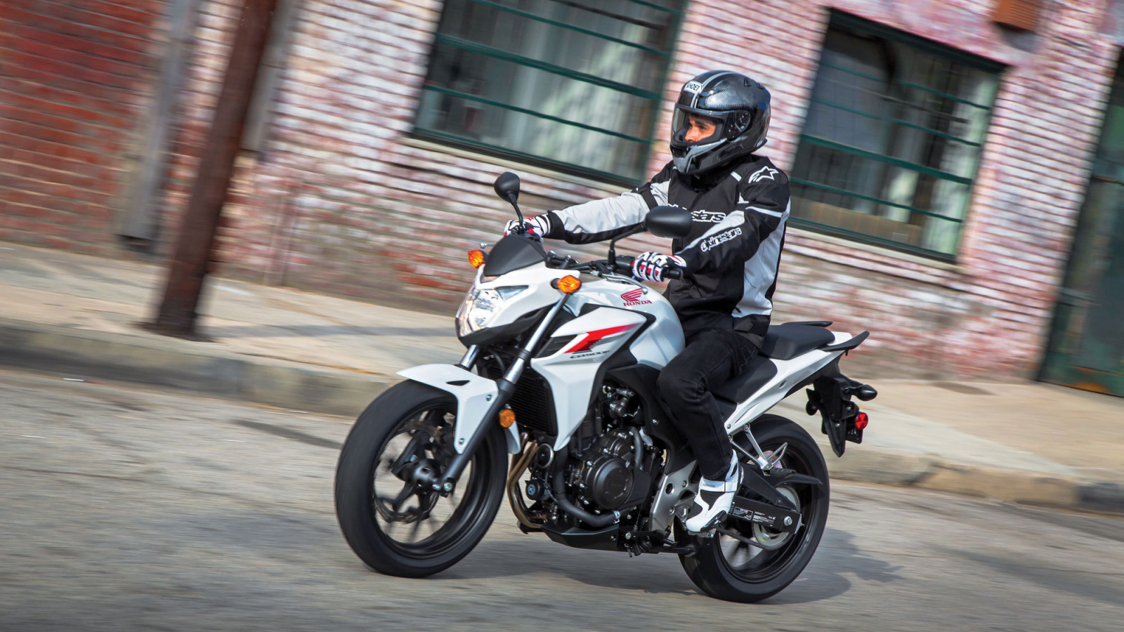 Новый мотоцикл на дороге Новый мотоцикл Honda CB 500 F