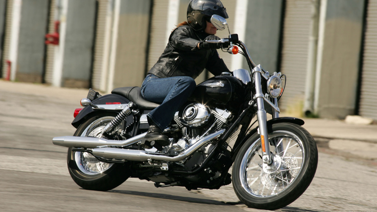Новый надежный мотоцикл Harley-Davidson Dyna Super Glide Custom