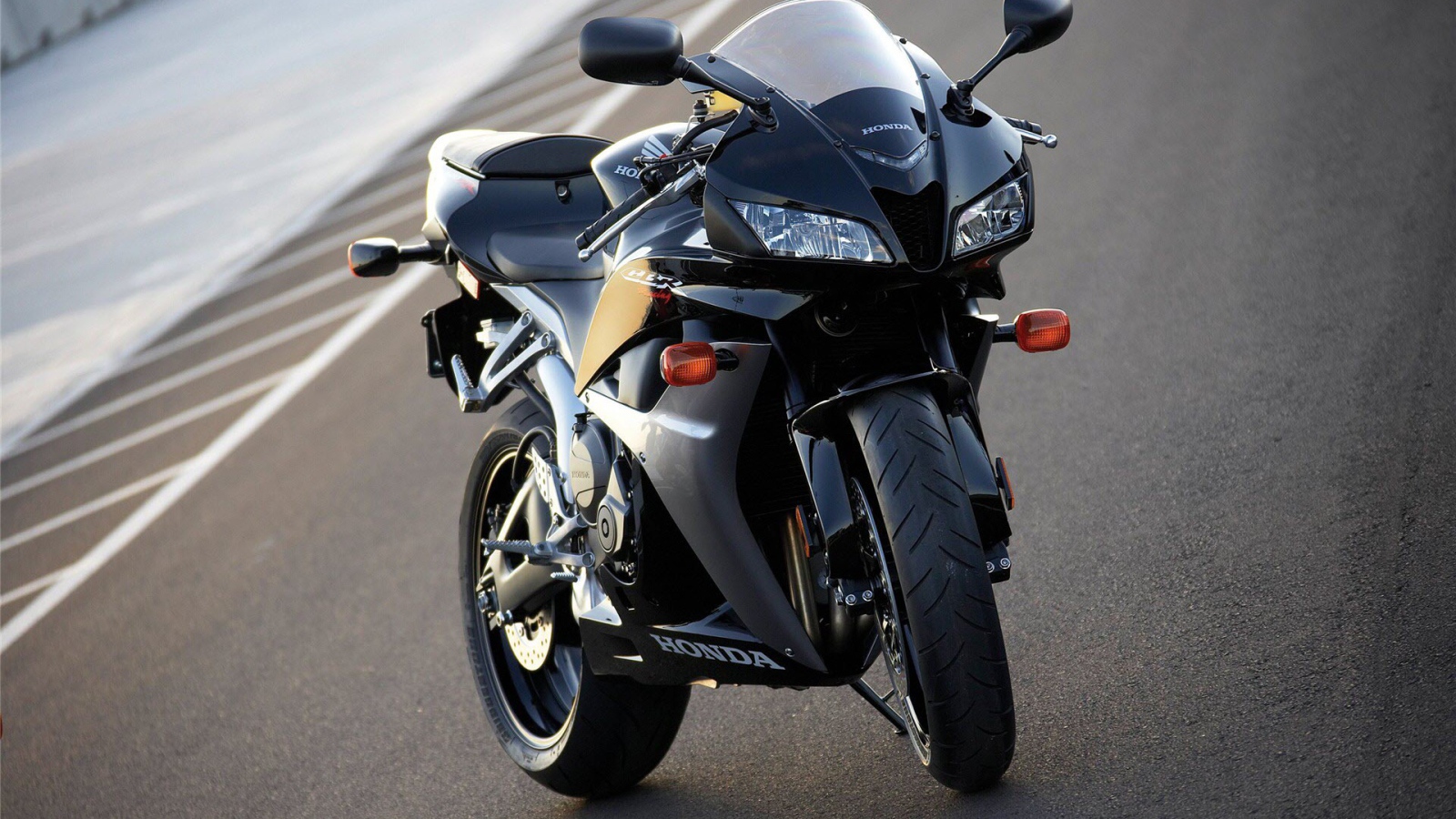 Популярный мотоцикл Honda CBR 600 RR