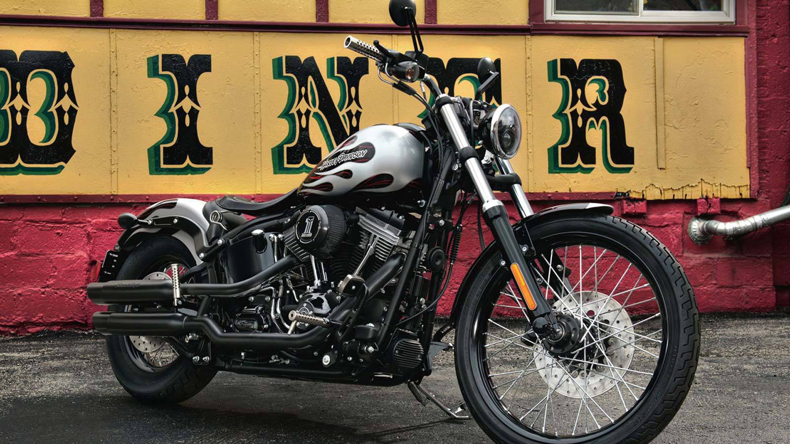 Популярный мотоцикл Harley-Davidson Softail Blackline