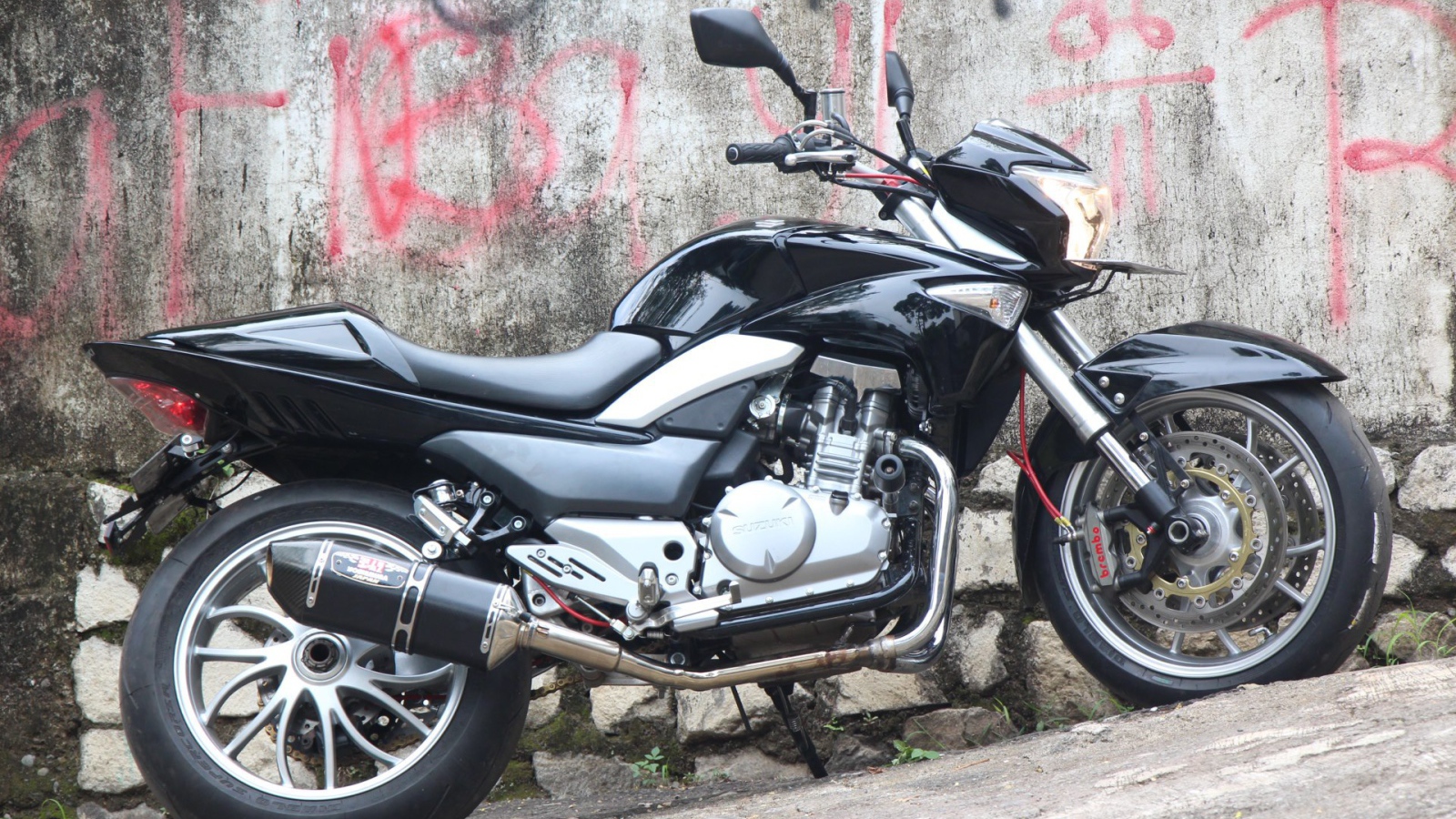 Популярный мотоцикл Suzuki   Inazuma