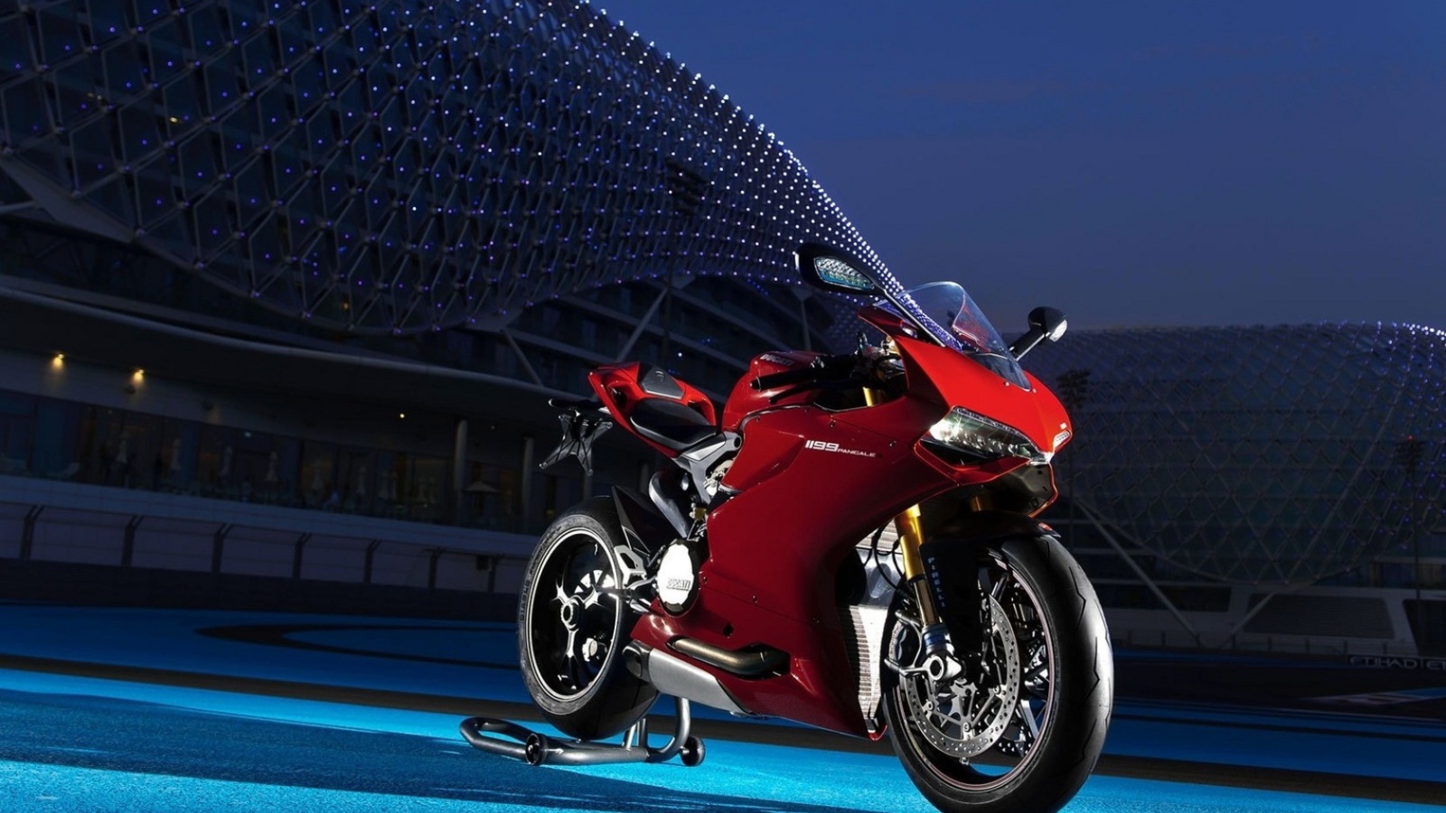 Красный мотоцикл Ducatti