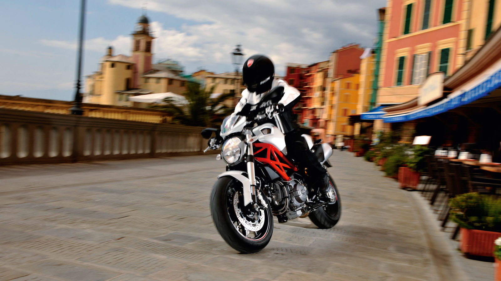 Надежный мотоцикл Ducati Monster 796 Corse Stripe