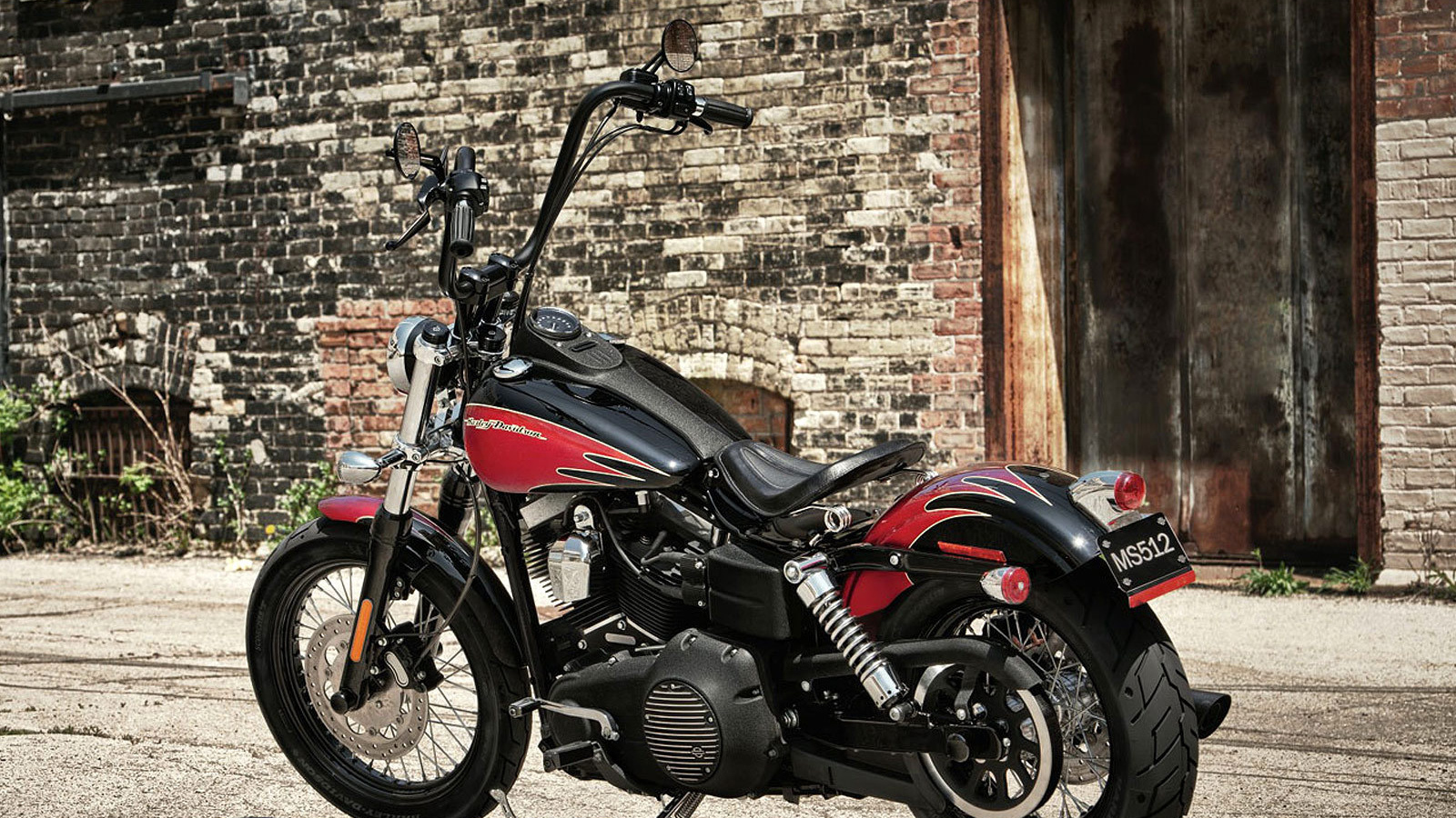 Надежный мотоцикл Harley-Davidson Dyna Street Bob