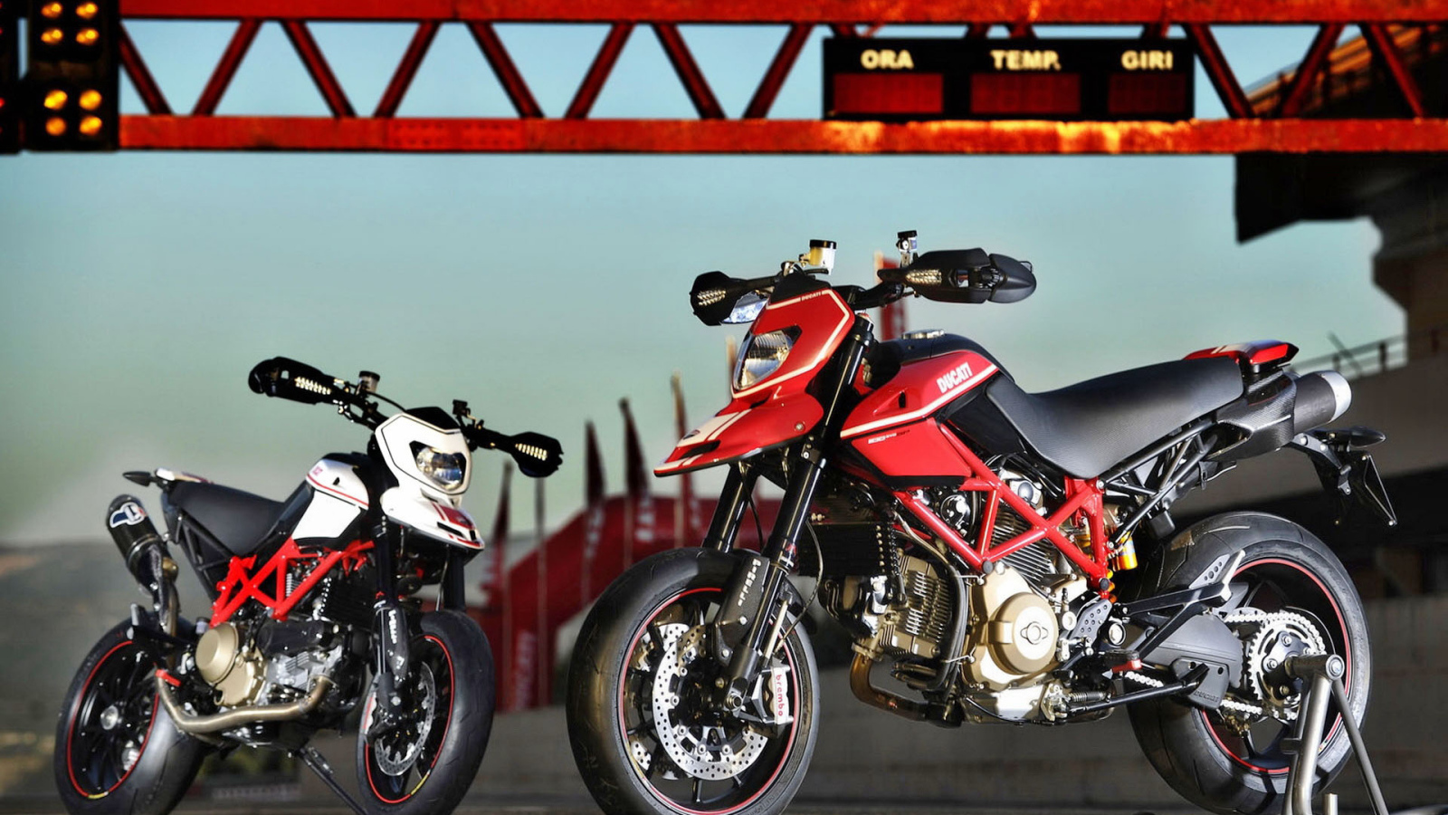 Красивый мотоцикл в москве Ducati Hypermotard SP
