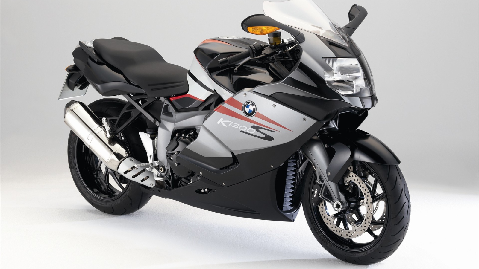 Белый мотоцикл BMW K 1200 S