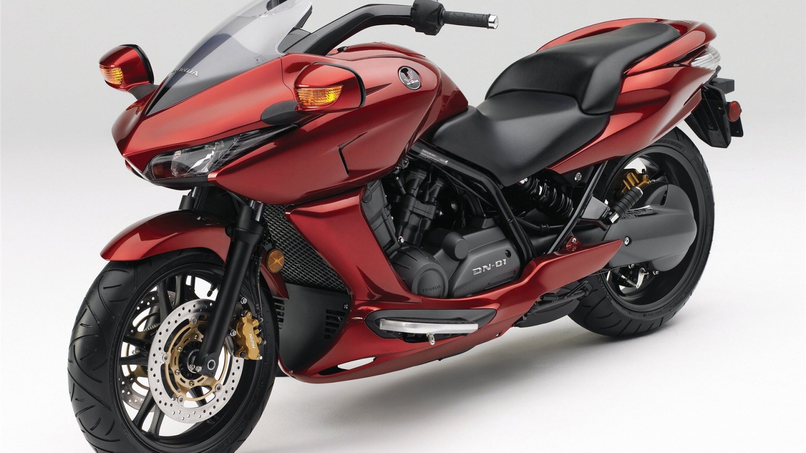 Красный мотоцикл Honda DN 01