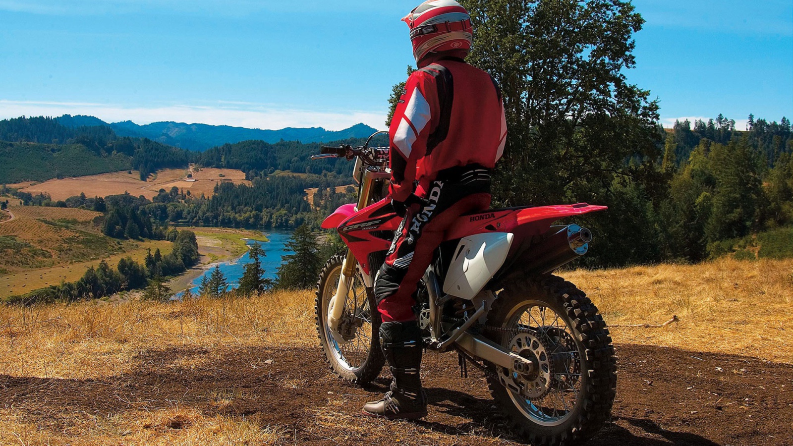 Гонщик на мотокроссе