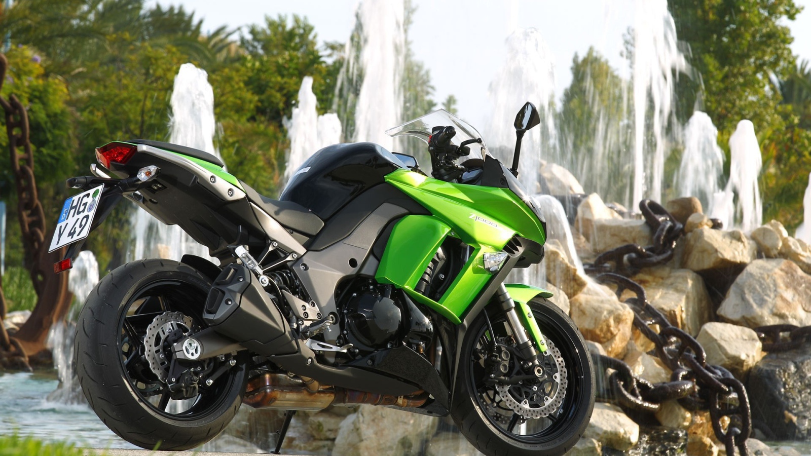 Мотоцикл у фонтана
