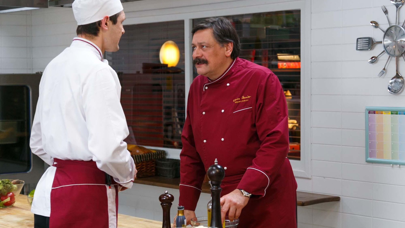 Шеф беседует с сотрудником в сериале Кухня