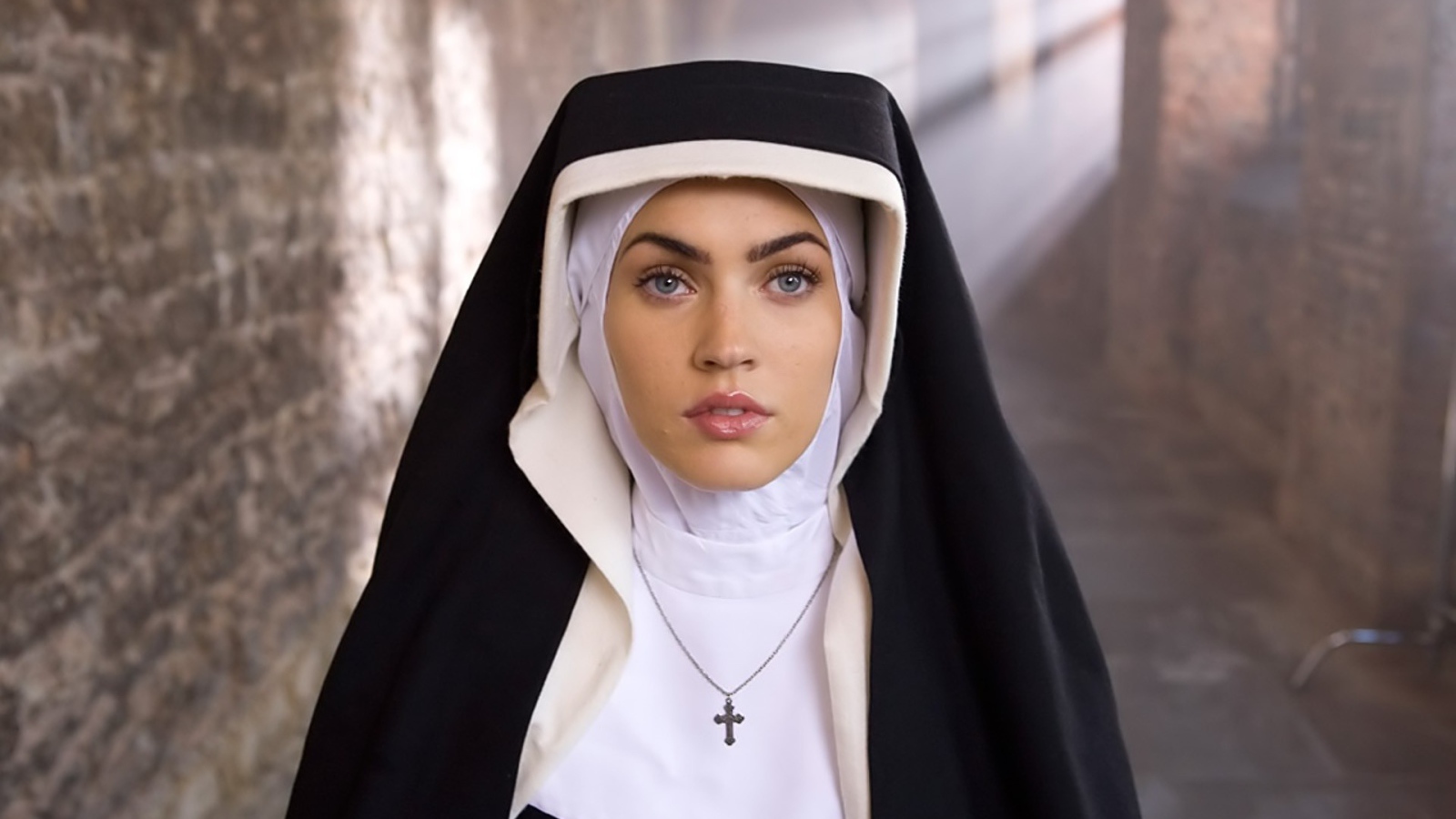 Актриса в роли монашки