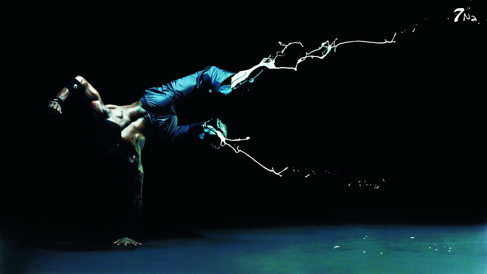 Темнокожий танцор на руке