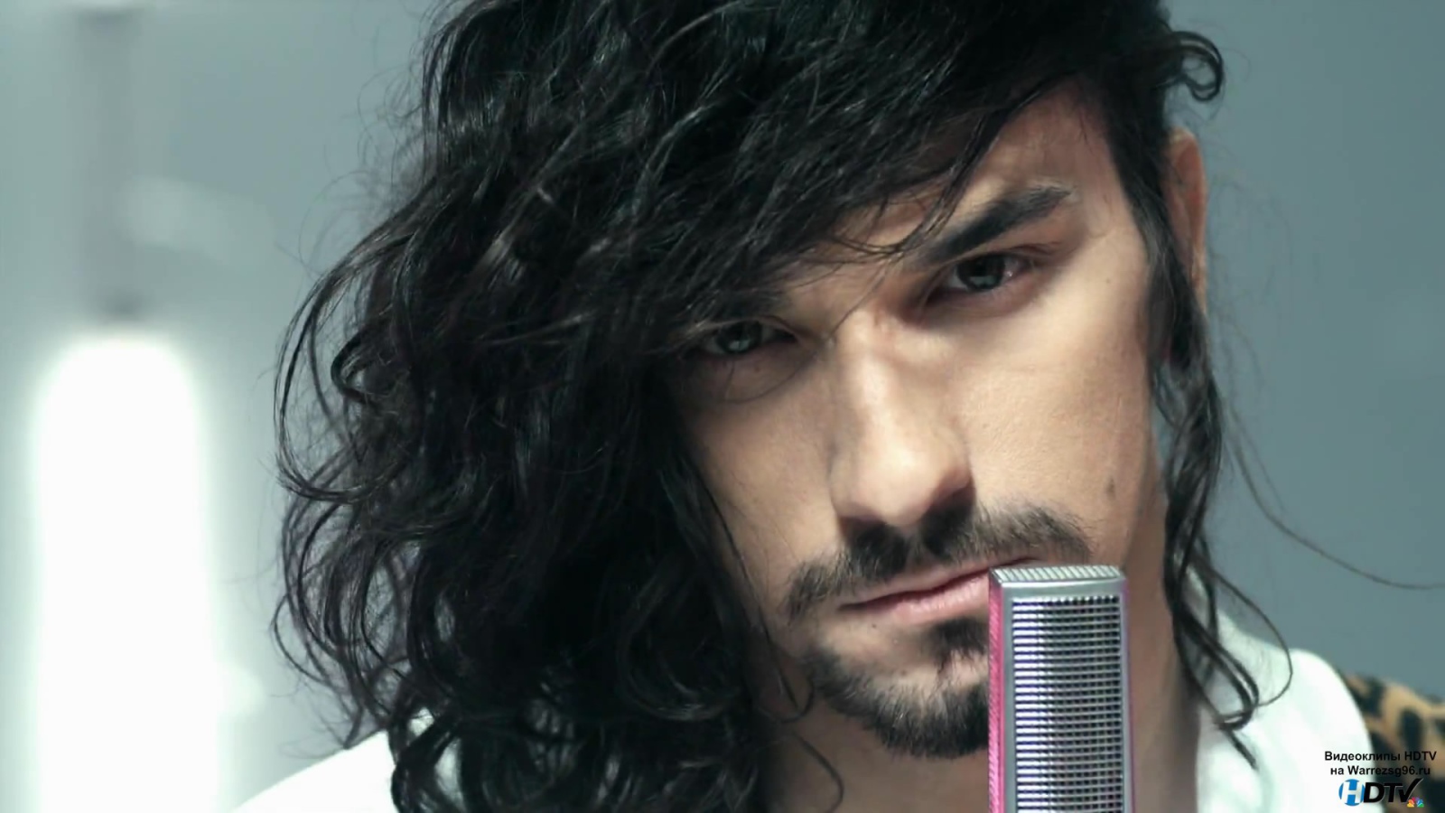 У микрофона солист Quest Pistols