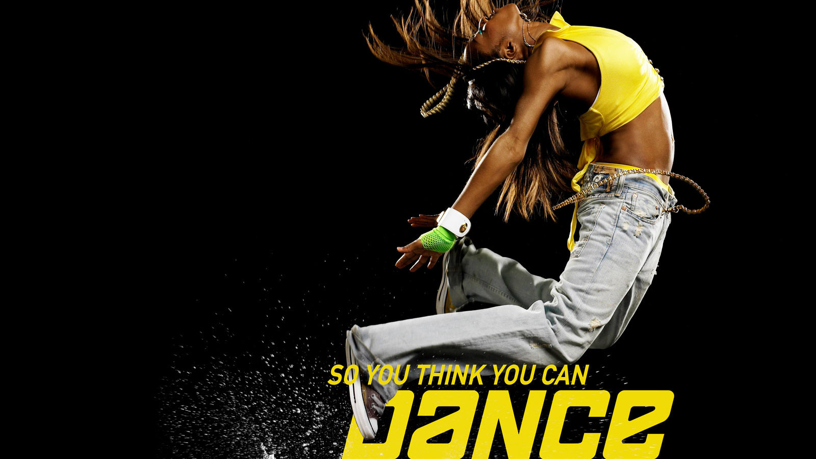 Танцовщица в желтой футболке