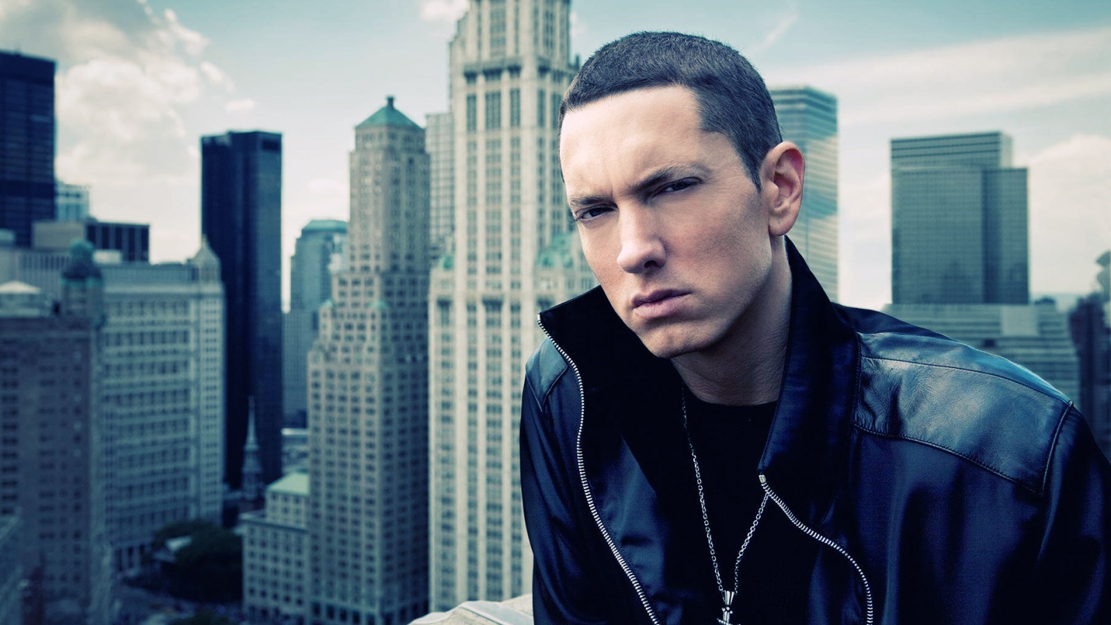 Eminem на фоне города