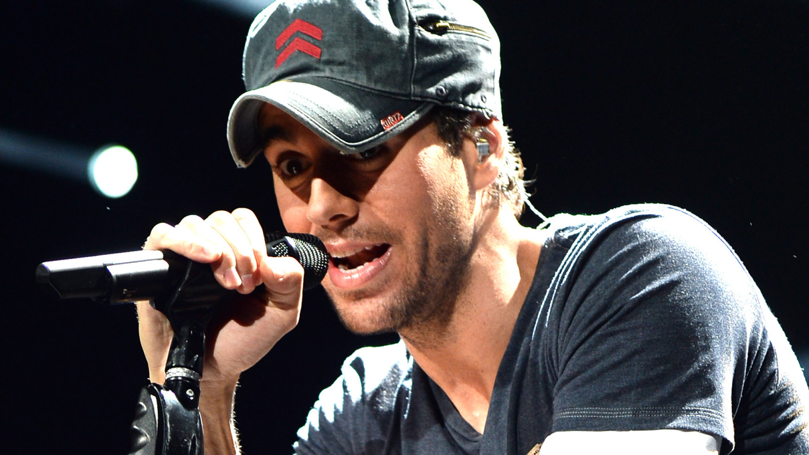 Энрике Иглесиас на сцене