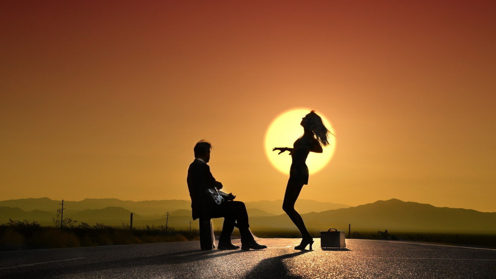 Девушка танцует под гитару