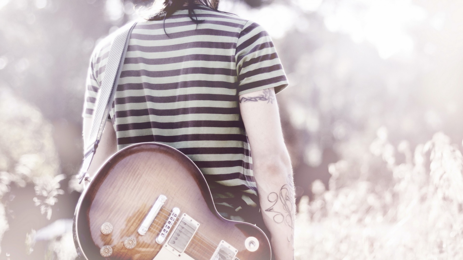 Гитарист в тельняжке