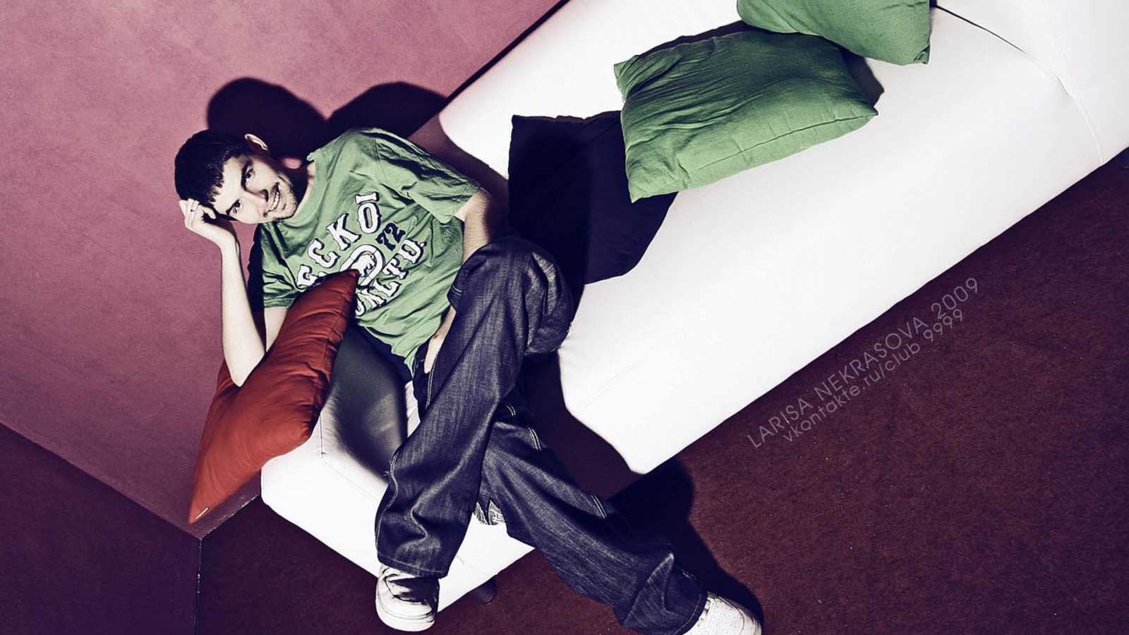 Noize MC сидит на белом диване