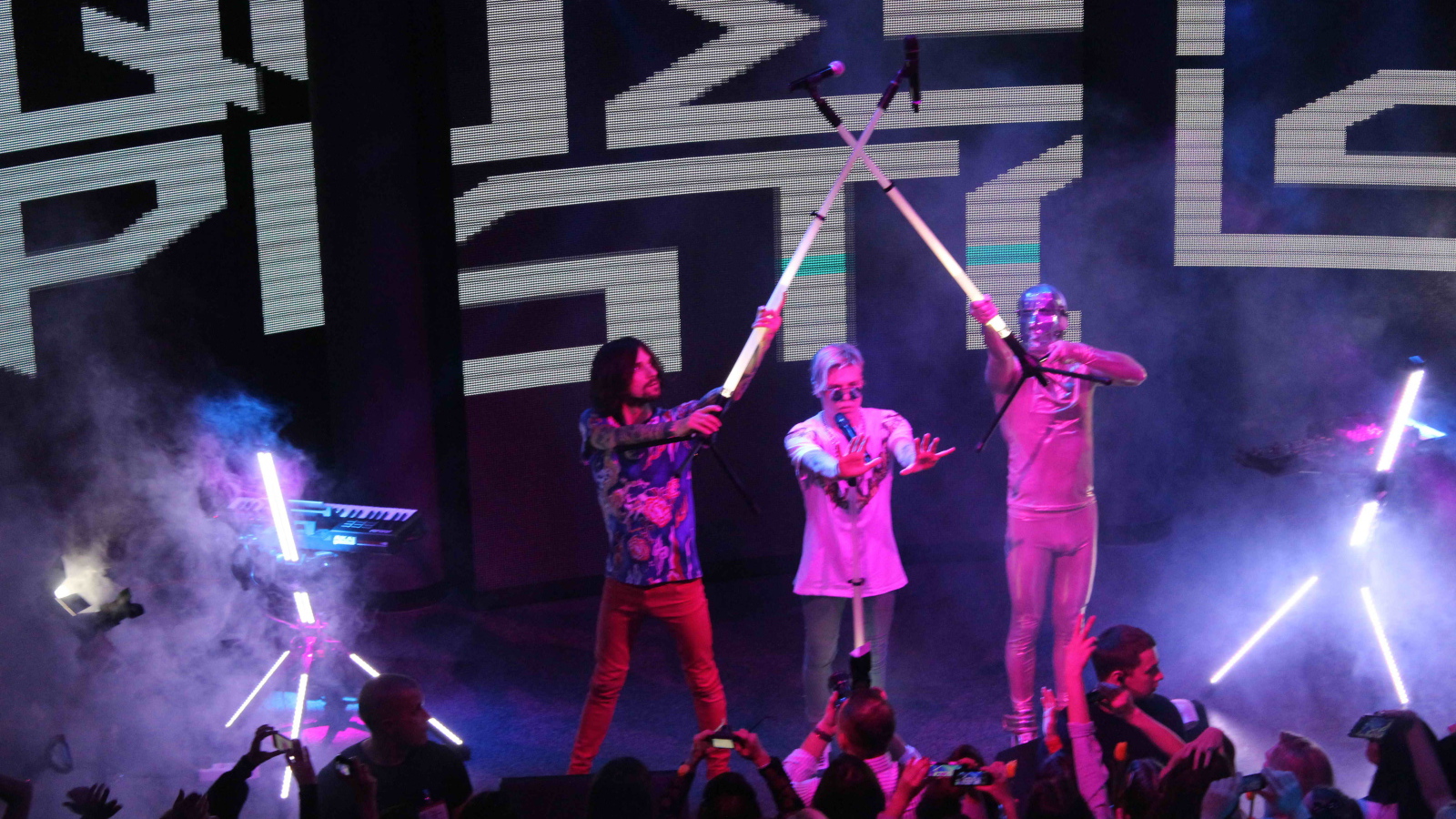 Сражение на микрофонах на концерте Quest Pistols