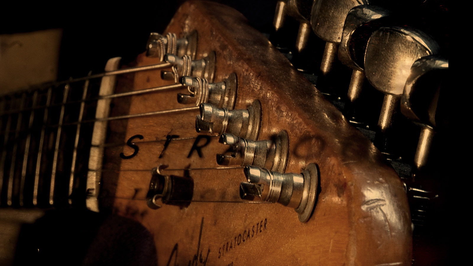 Гриф гитары со струнами