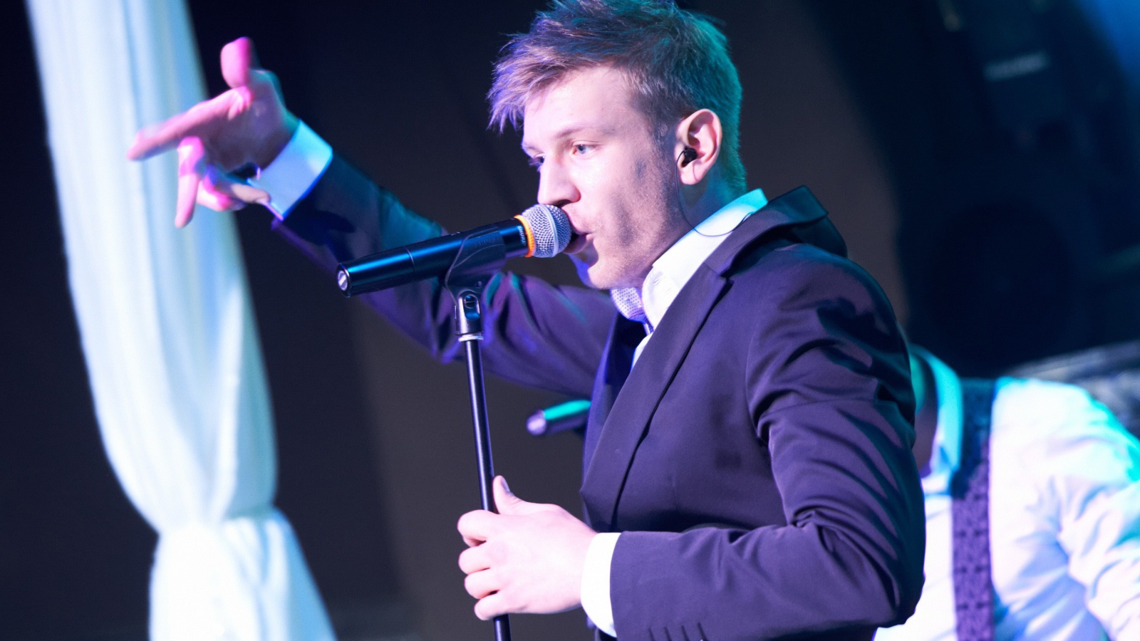 Иван Дорн на концерте поет