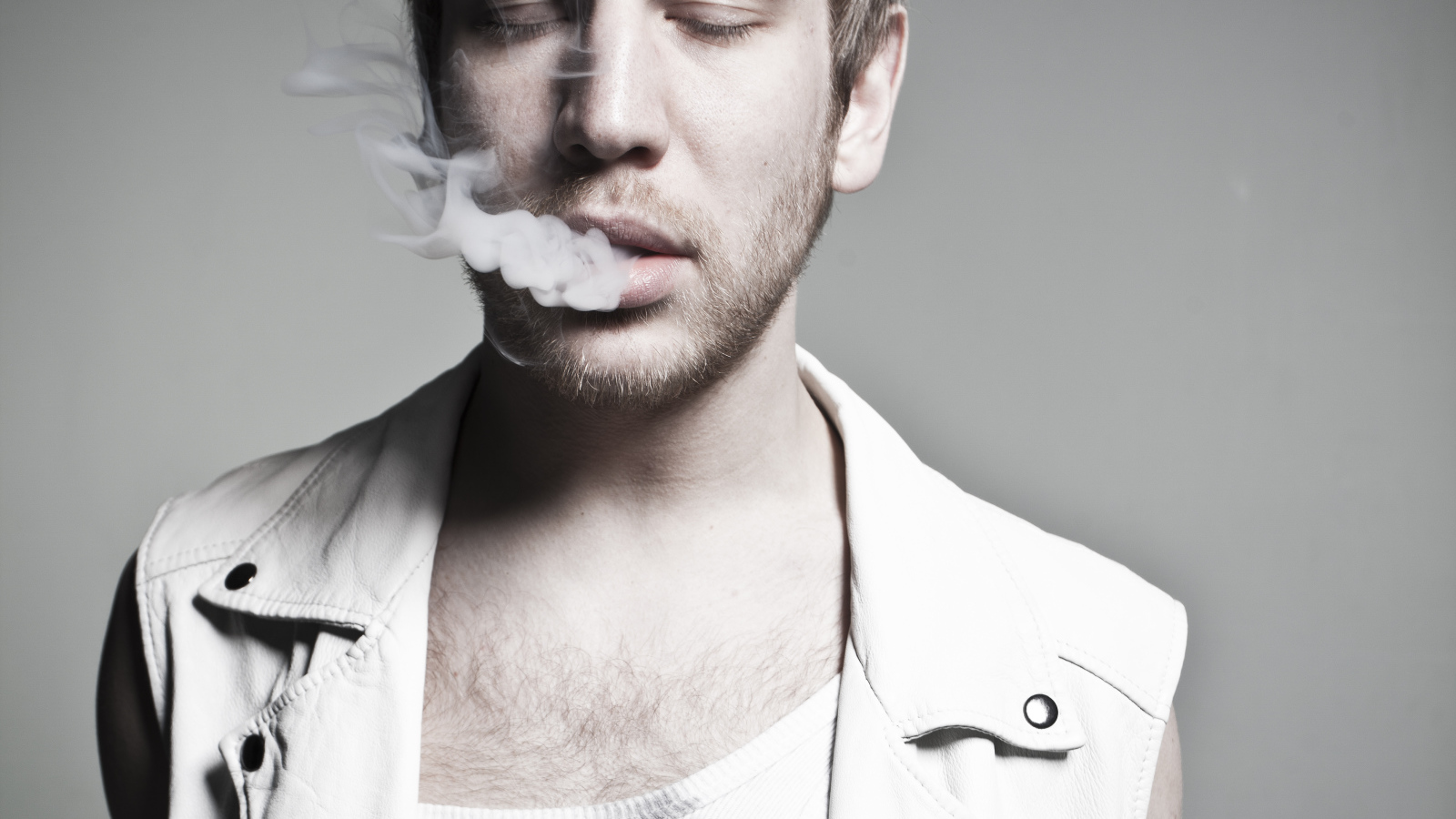 Иван Дорн курит